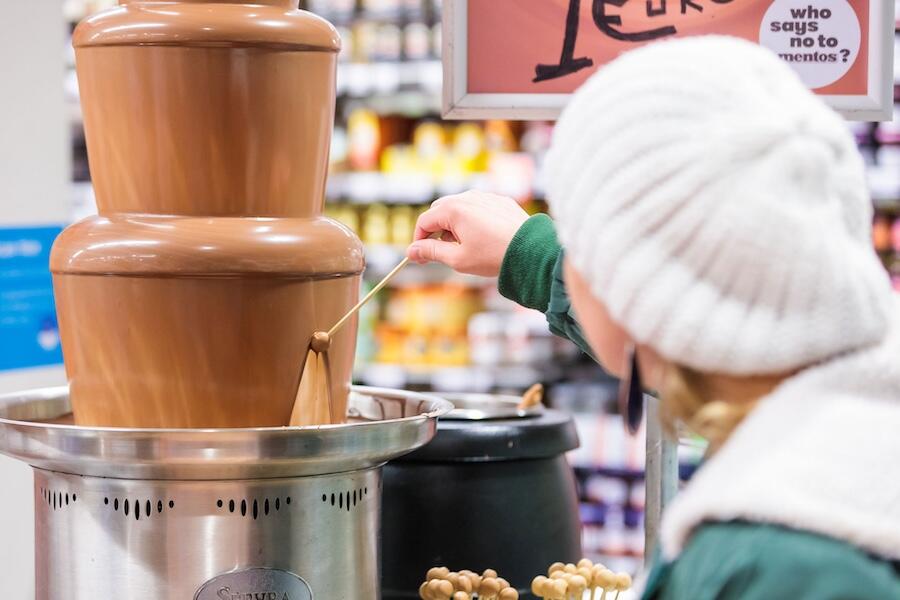 Chocoladefontein bij een productpresentatie (2)