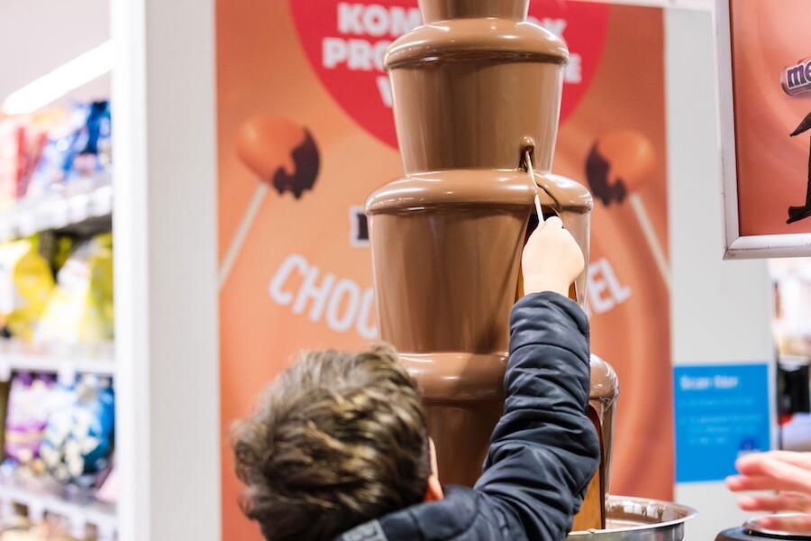 Chocoladefontein bij een productpresentatie (3)
